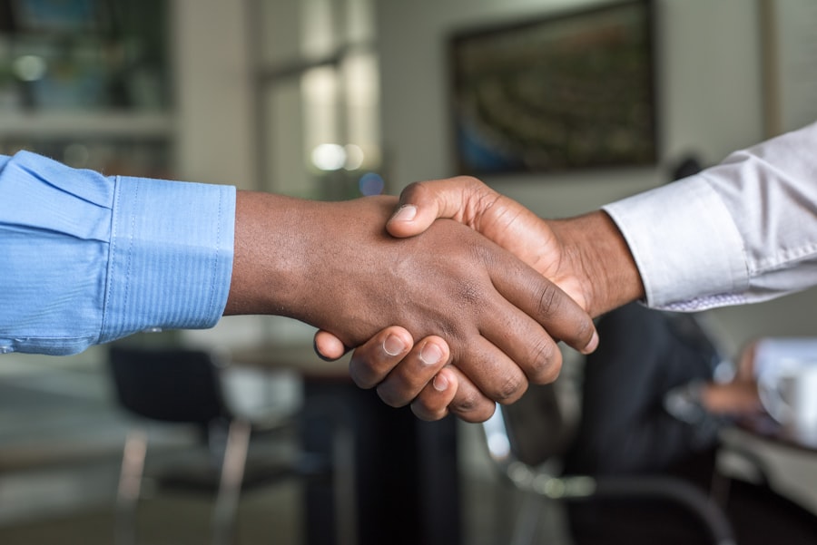 Poignée de main entre un conseiller et un client