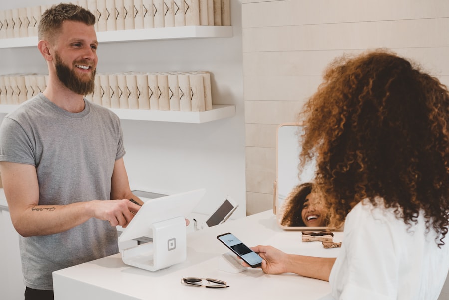 Une cliente règle son achat sans contact avec son téléphone